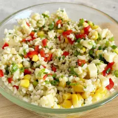 Kolorowa sałatka z kaszą bulgur, kukurydzą, papryką i serem.