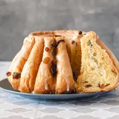 Puszysta babka piaskowa z rodzynkami, polana lukrem. Sprawdzony przepis na pyszne ciasto.