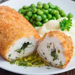 Kotlet de volaille z zielonym groszkiem i puree ziemniaczanym. Idealny pomysł na obiad, który zachwyci każdego.