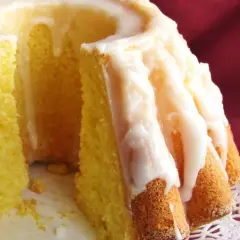 Puszysta babka cytrynowa z lukrem, idealna na deser. Ten przepis na babkę cytrynową zachwyci każdego!