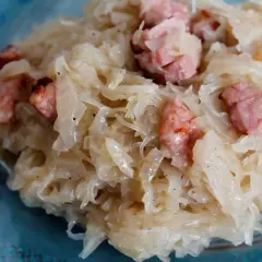 Pyszna kapusta zasmażana z boczkiem, podana na talerzu. Aromatyczne danie, które rozpływa się w ustach.