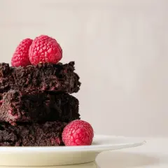 Stos pysznych brownie z malinami, idealne na deser.