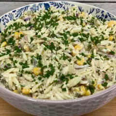 Boska sałatka z tuńczykiem i makaronem orzo, kukurydzą i szczypiorkiem. Idealna na szybki obiad lub kolację.