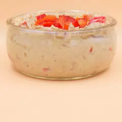 Pyszna pasta z tuńczyka z kawałkami papryki w szklanym naczyniu, idealna na kanapki.