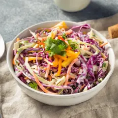 Kolorowa sałatka coleslaw z czerwoną kapustą, marchewką i papryką. Idealne, ciekawe surówki obiadowe, które dodadzą świeżości każdemu posiłkowi.