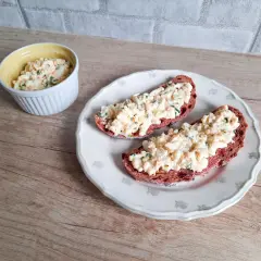 Pyszna pasta jajeczna ze szczypiorkiem na ciemnym pieczywie. Idealna na śniadanie lub przekąskę.