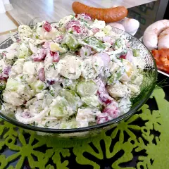 Pyszna sałatka ziemniaczana na grilla z rzodkiewką i ogórkiem, idealna do kiełbasek i mięsa.