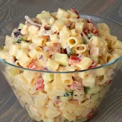 Pyszna sałatka z makaronem, ogórkiem, papryką i cebulą, polana kremowym sosem. Idealna sałatka z makaronem na szybko.