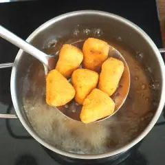 Chrupiące camembert w panierce wyjmowane łyżką cedzakową z gorącego oleju. Idealna przekąska na imprezę.