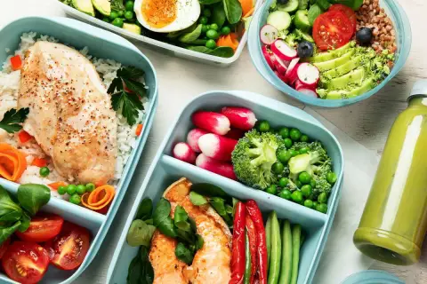 Zdrowe lunch do pracy: pierś z kurczaka z ryżem, łosoś z warzywami, sałatka z awokado i jajko na twardo.