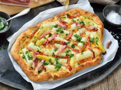 Pizza ze szparagami - Przepis na idealnie chrupiący spód