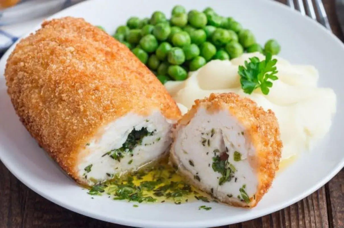 Kotlet de volaille z zielonym groszkiem i puree ziemniaczanym. Idealny pomysł na obiad, który zachwyci każdego.