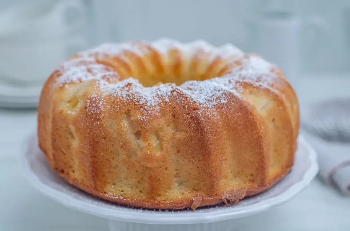 Puszysta babka cytrynowa, idealna na deser. Ten przepis na babkę cytrynową jest prosty i szybki.