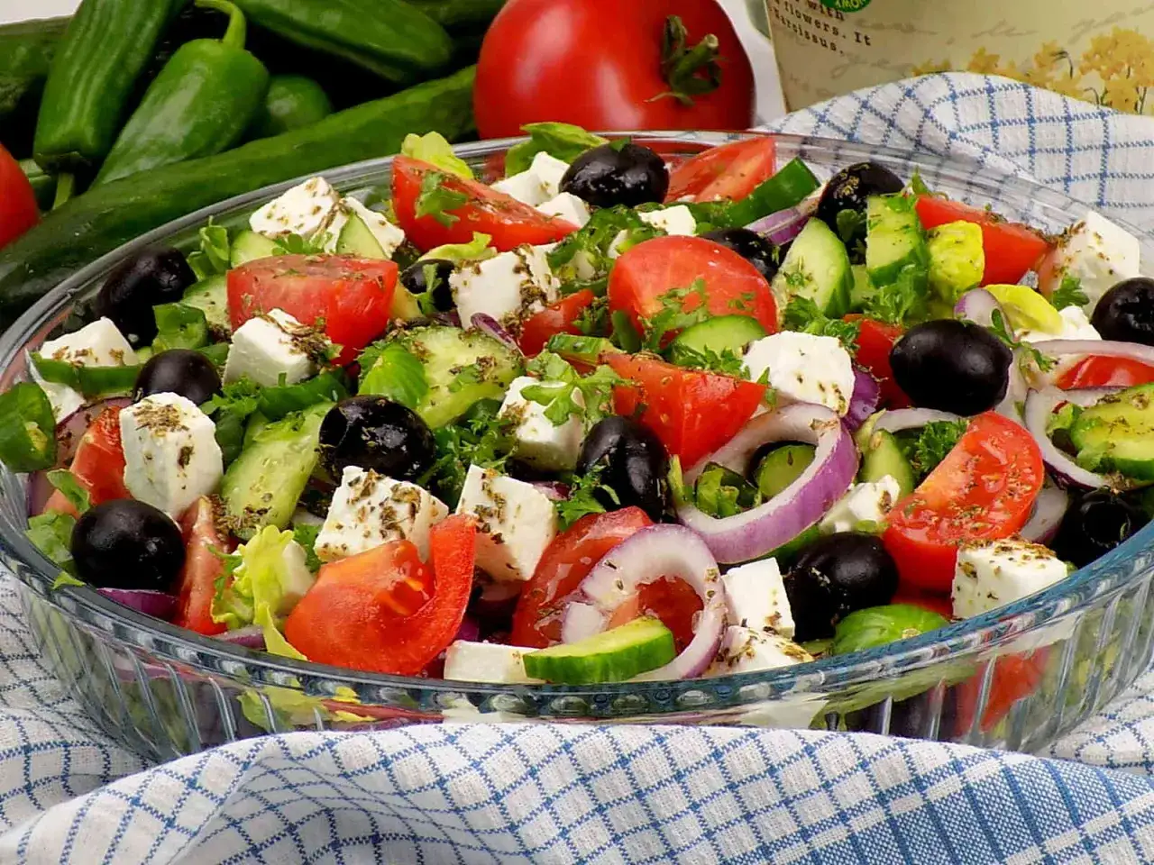 Pyszna sałatka z fetą, pomidorami, ogórkiem, oliwkami i czerwoną cebulą, doprawiona ziołami. Idealna na letnie dni.