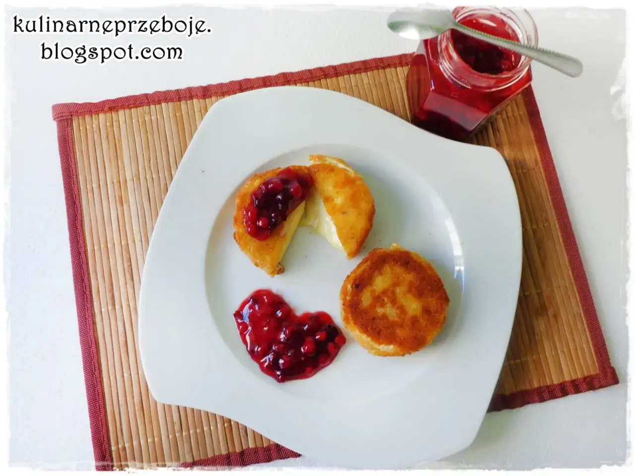 Pyszny camembert w panierce, lekko roztopiony, z konfiturą z czerwonych owoców.