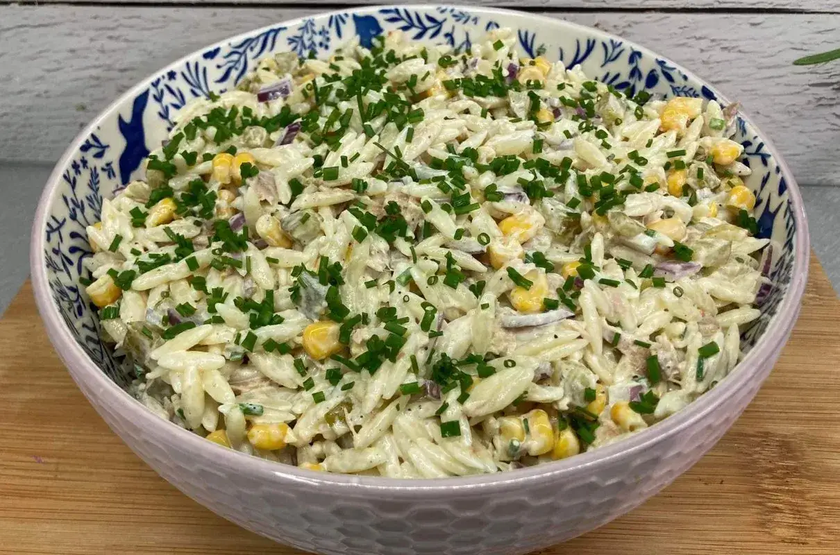 Boska sałatka z tuńczykiem i makaronem orzo, kukurydzą i szczypiorkiem. Idealna na szybki obiad.