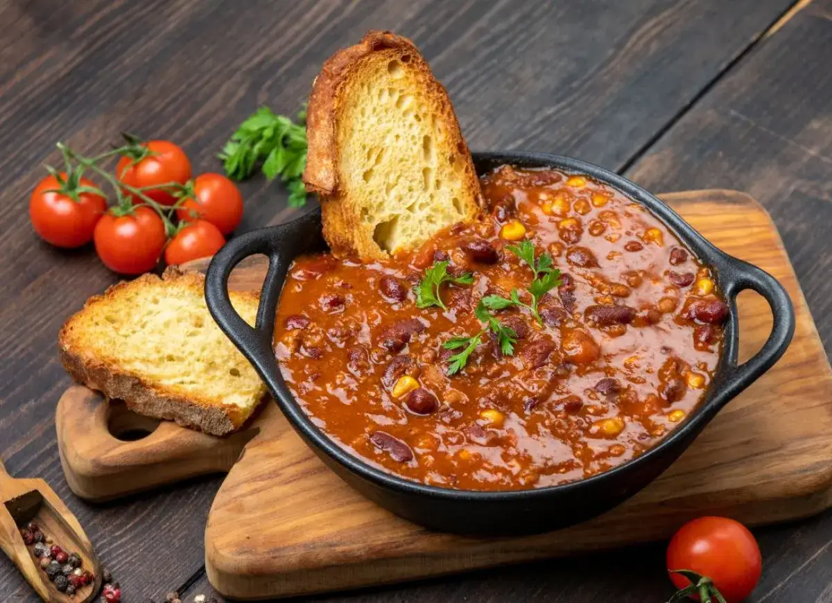 Chili con carne z fasolą i kukurydzą, podane z chrupiącym pieczywem. Idealny dobry szybki obiad na niedzielę.