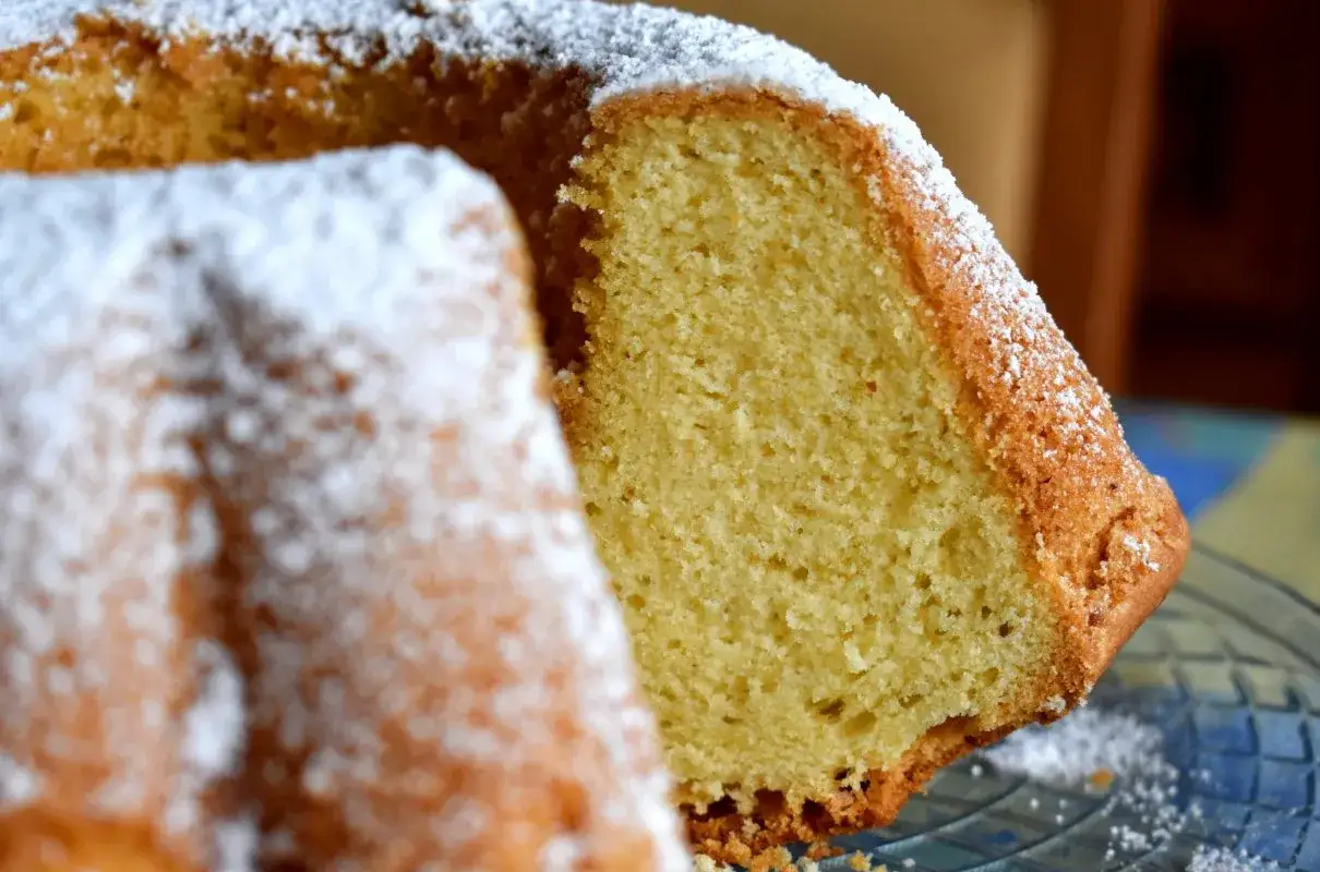 Puszysta babka piaskowa, posypana cukrem pudrem. Ten sprawdzony przepis na babkę piaskową to gwarancja sukcesu.