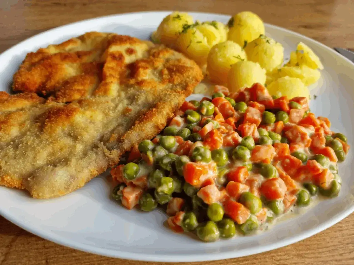 Kotlet schabowy z ziemniaczkami i kremową marchewką z groszkiem. Idealny przepis na obiad!