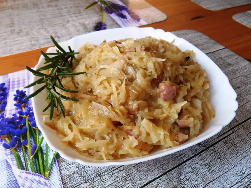 Młoda kapusta z boczkiem - prosty domowy obiad